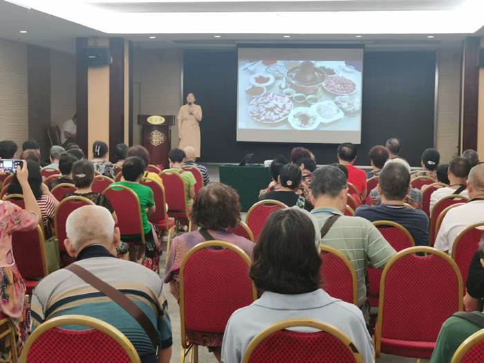 綿陽(yáng)中旅行假日旅行社舉行胡楊林、南疆專列推薦會(huì)